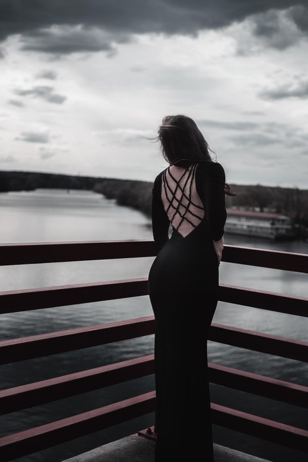 Платьев на девушках со спины