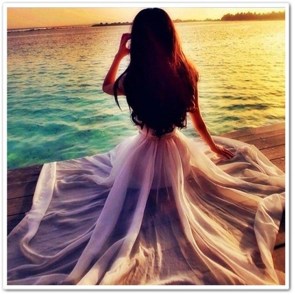 Платьев на девушках со спины