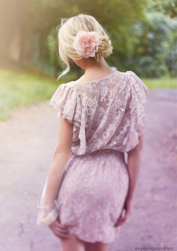 Платьев на девушках со спины