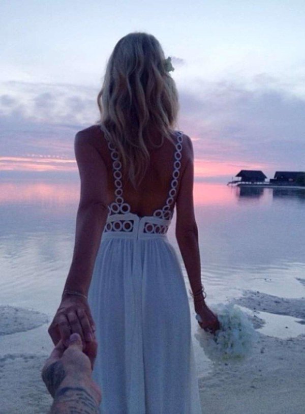 Платьев на девушках со спины