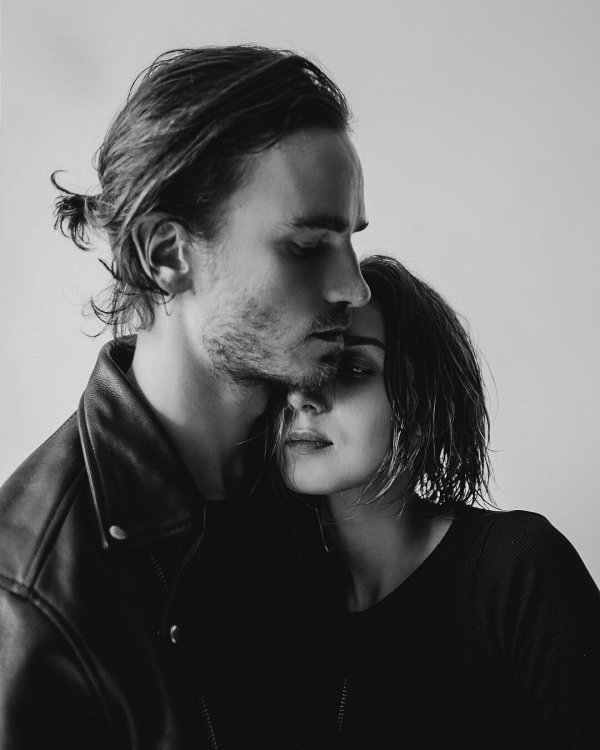 Парень и девушка черно белые