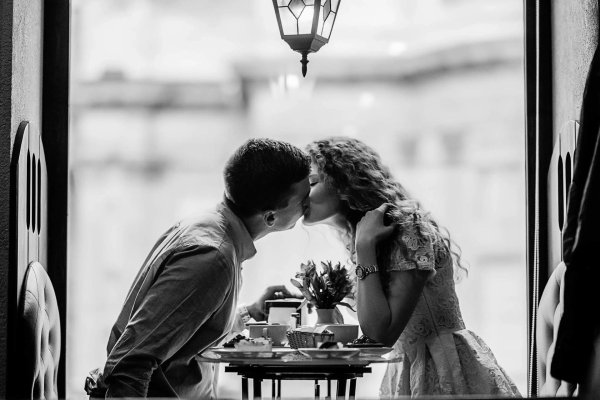 Парень и девушка черно белые