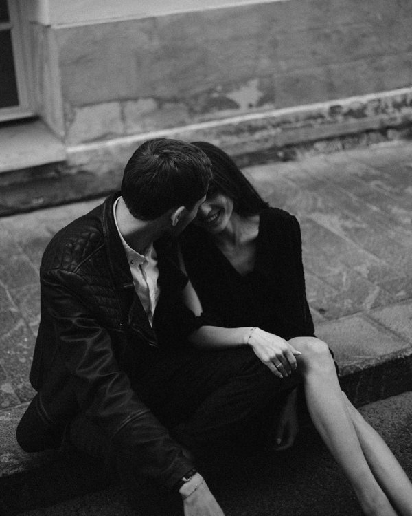 Парень и девушка черно белые