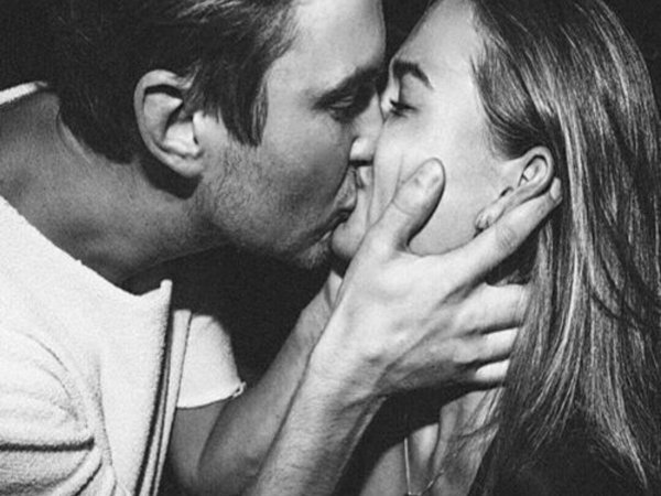 Парень и девушка черно белые