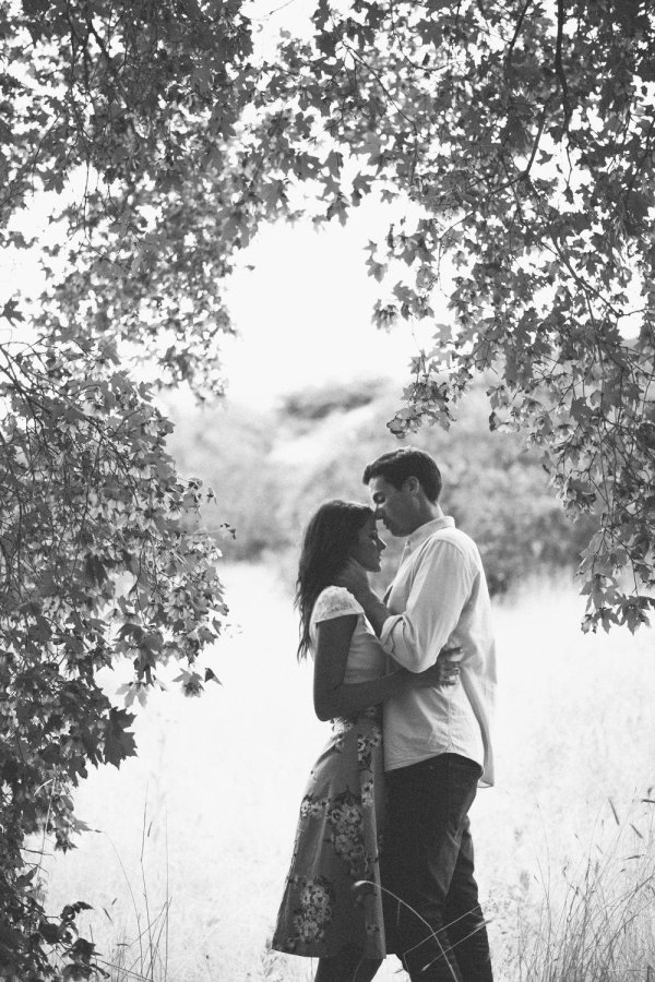 Парень и девушка черно белые