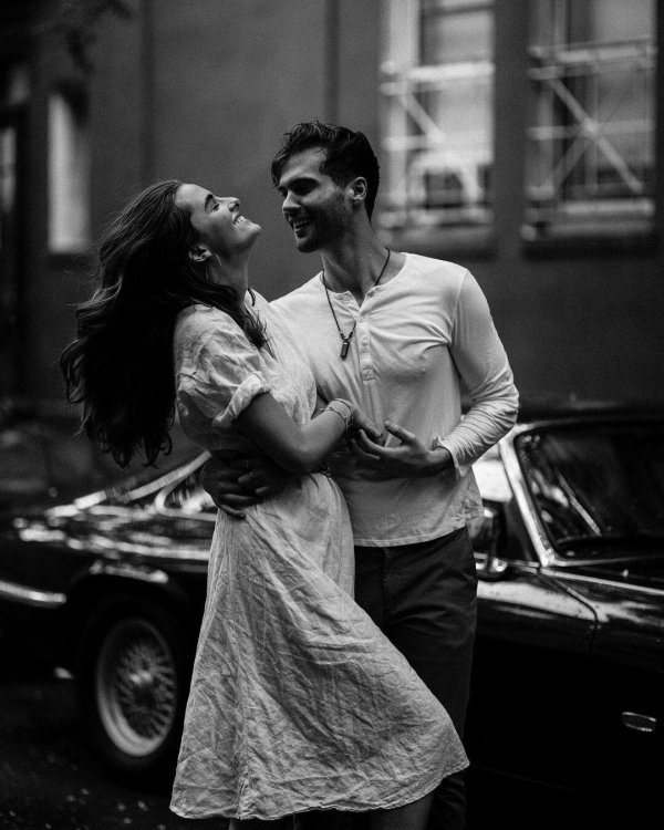 Парень и девушка черно белые