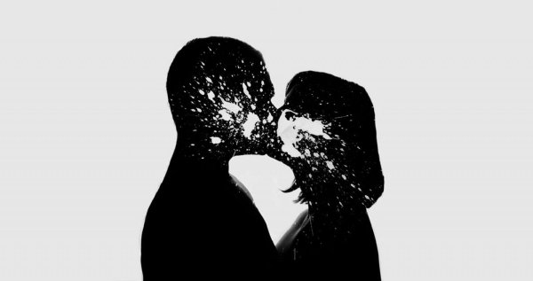 Парень и девушка черно белые