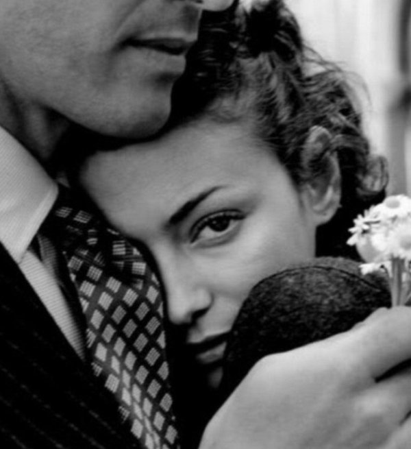 Парень и девушка черно белые