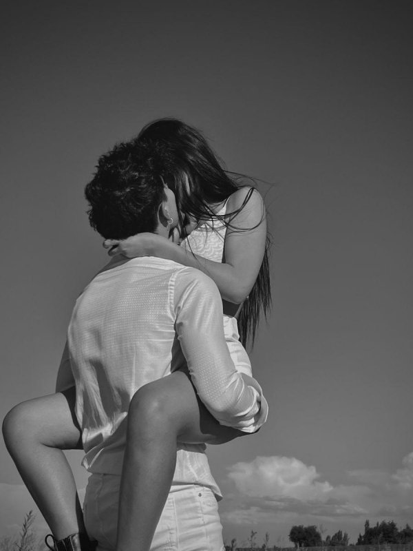 Парень и девушка черно белые