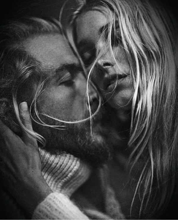 Парень и девушка черно белые