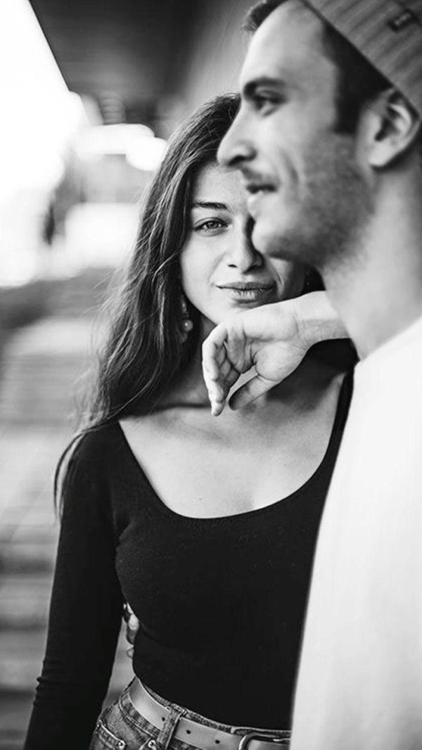 Парень и девушка черно белые
