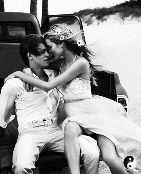 Парень и девушка черно белые