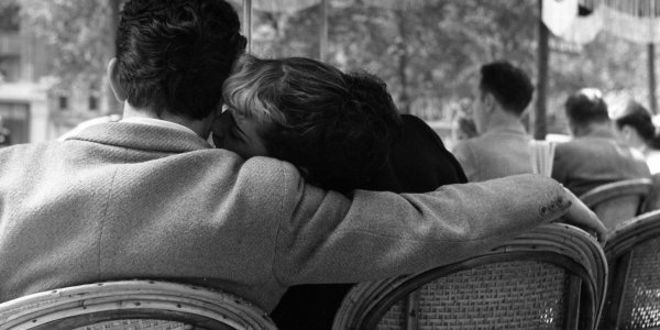 Парень и девушка черно белые