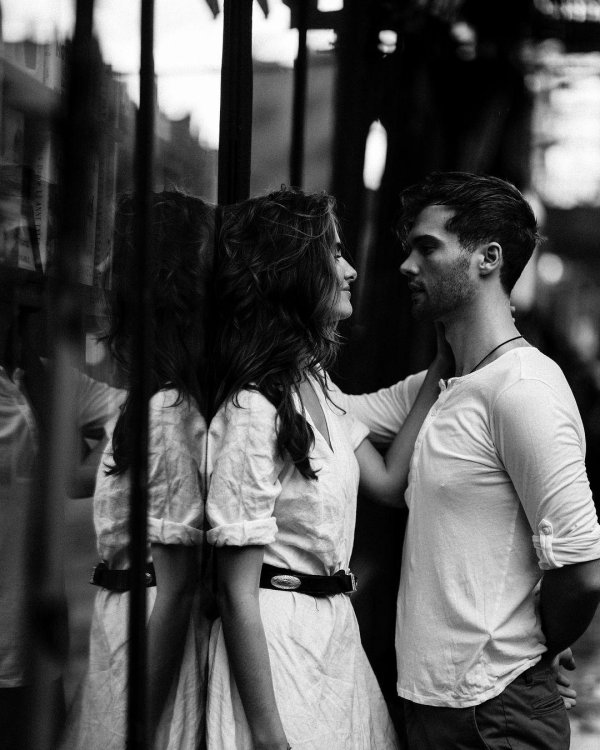 Парень и девушка черно белые