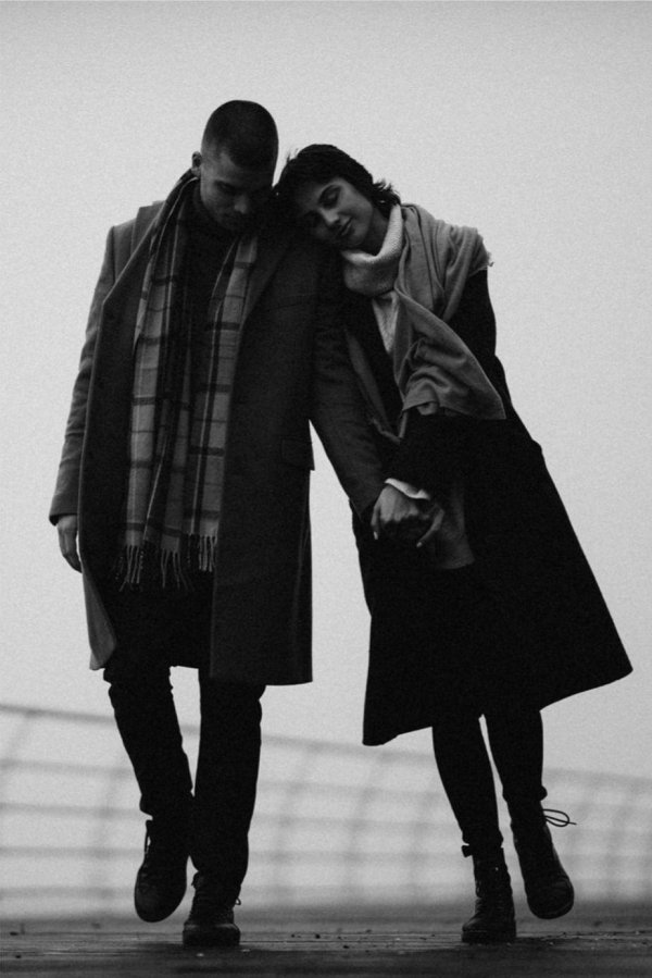 Парень и девушка черно белые