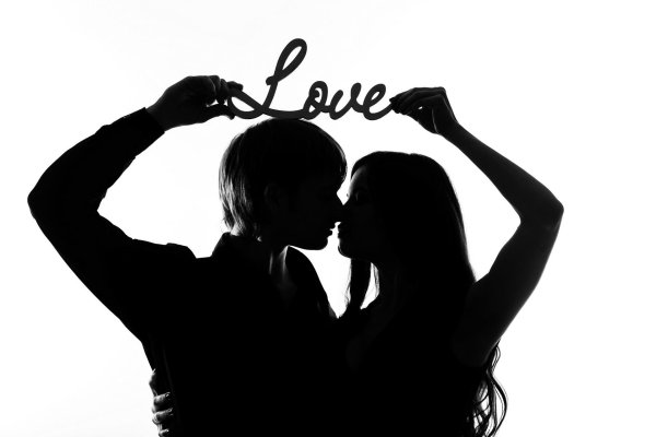 Парень и девушка черно белые