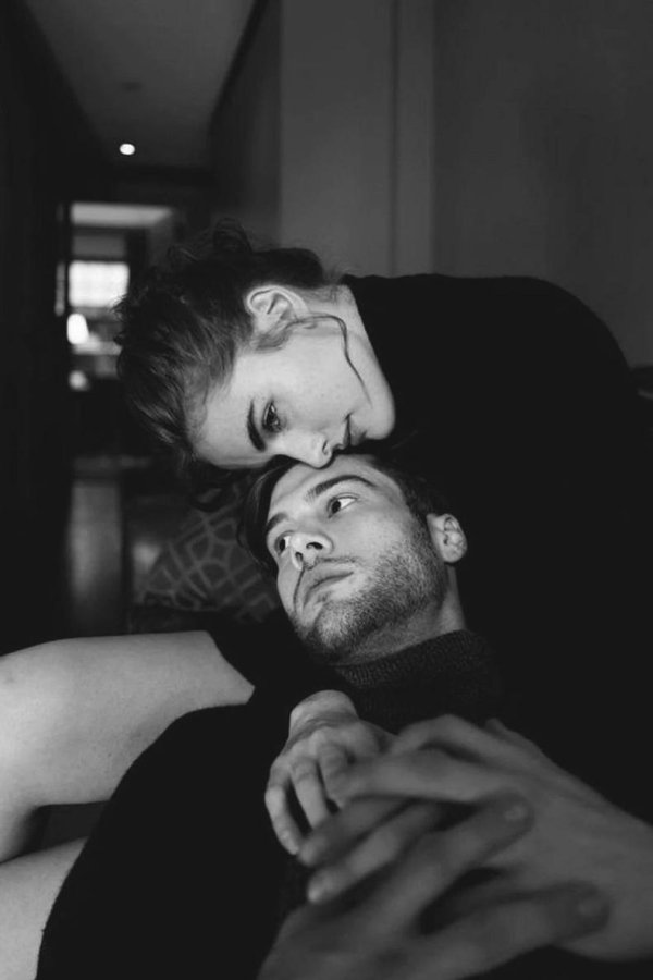 Парень и девушка черно белые