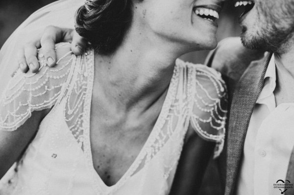 Парень и девушка черно белые