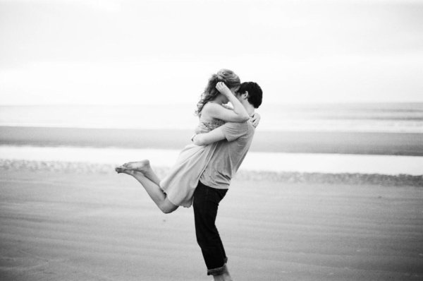 Парень и девушка черно белые