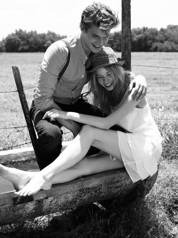 Парень и девушка черно белые