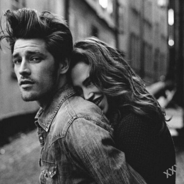 Парень и девушка черно белые