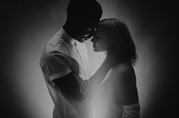 Парень и девушка черно белые