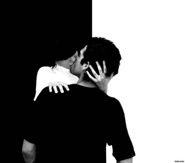 Парень и девушка черно белые