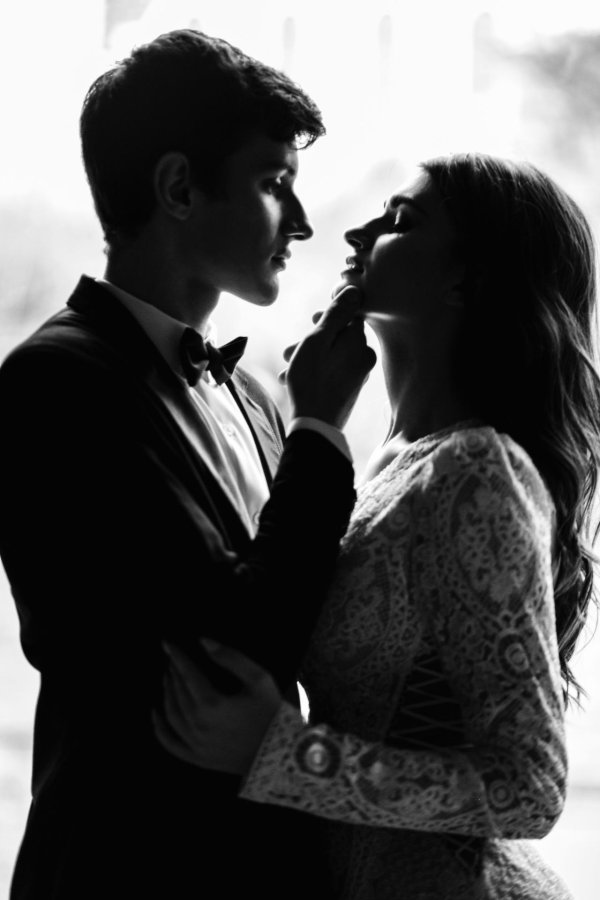 Парень и девушка черно белые