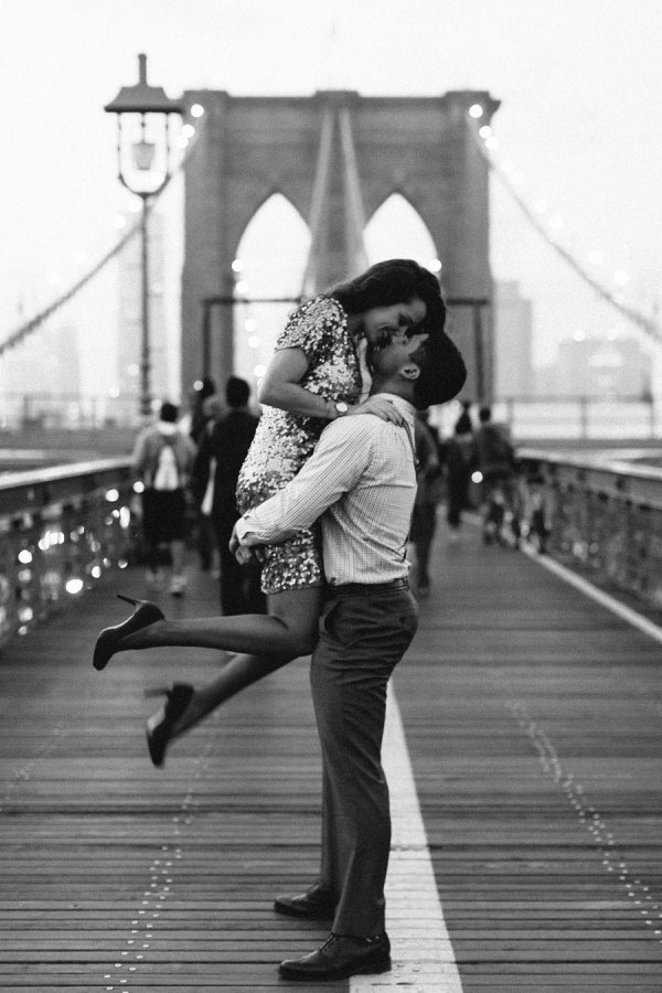 Парень и девушка черно белые