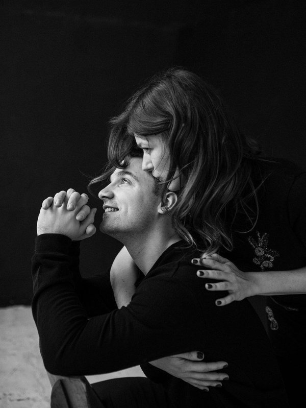 Парень и девушка черно белые