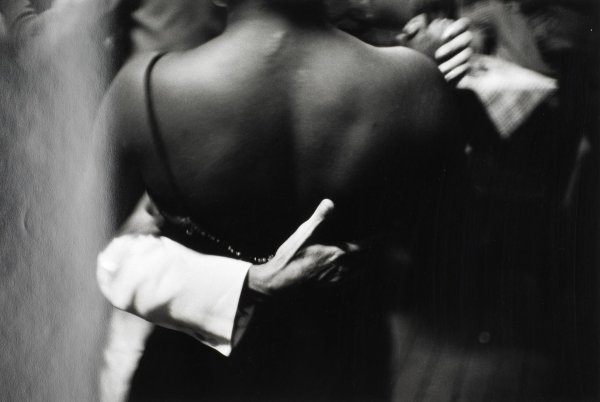 Парень и девушка черно белые