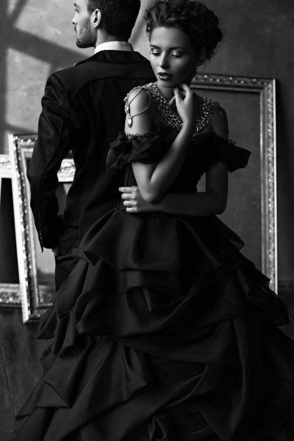 Парень и девушка черно белые