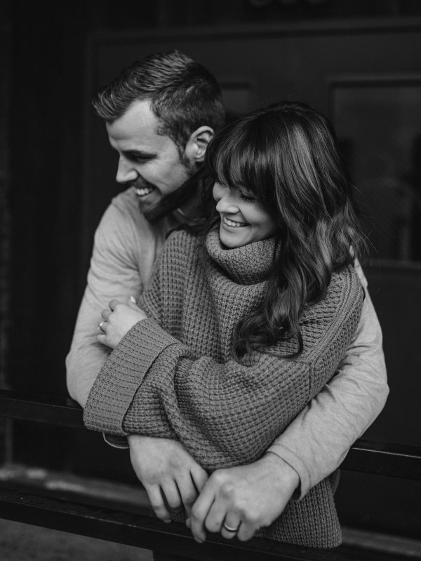 Парень и девушка черно белые