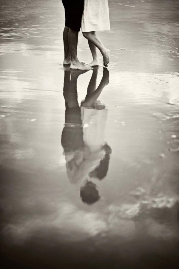 Парень и девушка черно белые