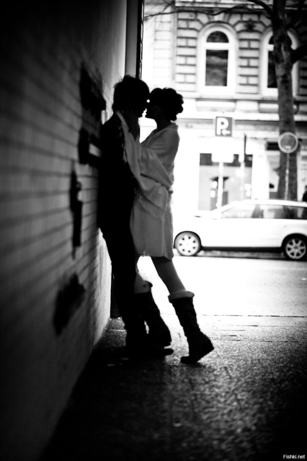 Парень и девушка черно белые