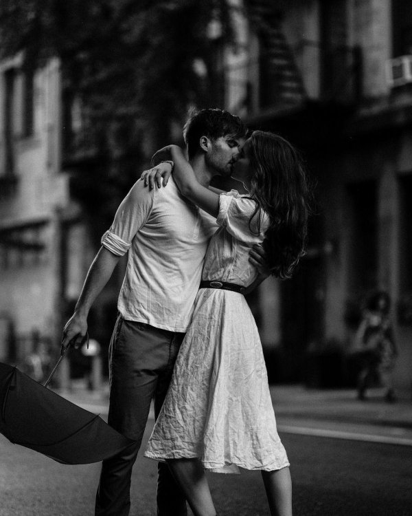 Парень и девушка черно белые