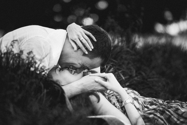 Парень и девушка черно белые