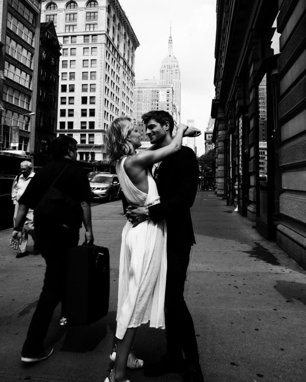 Парень и девушка черно белые