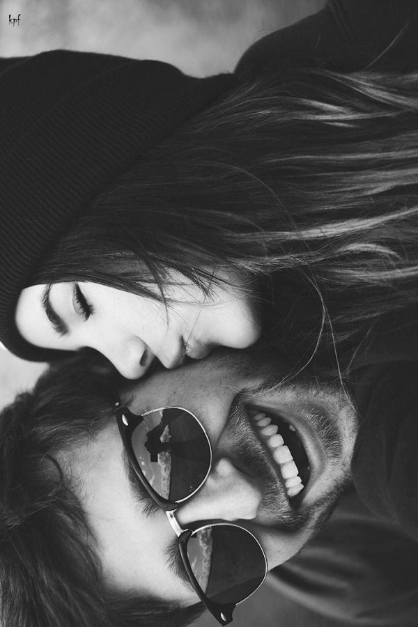 Парень и девушка черно белые