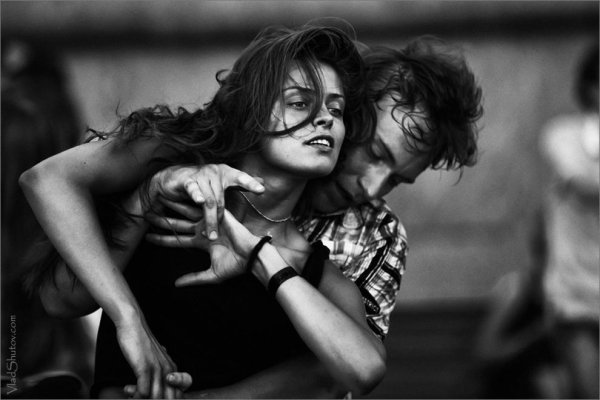 Парень и девушка черно белые