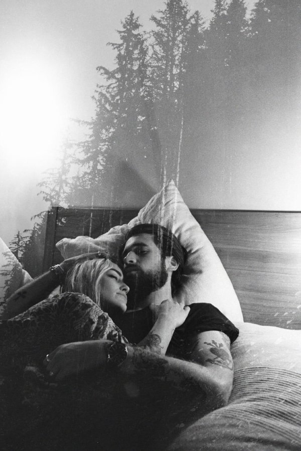 Парень и девушка черно белые