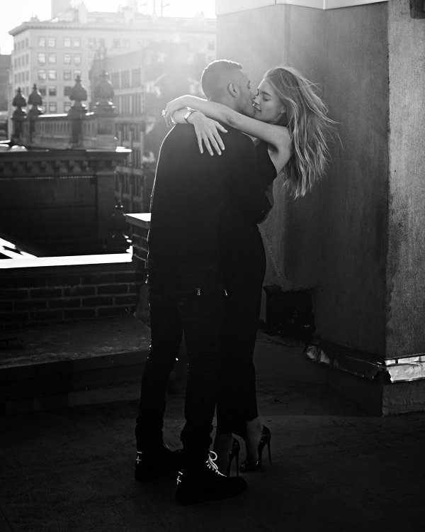 Парень и девушка черно белые