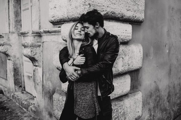 Парень и девушка черно белые