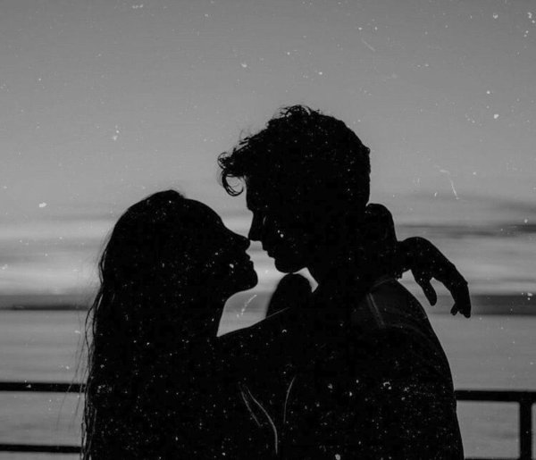 Парень и девушка черно белые