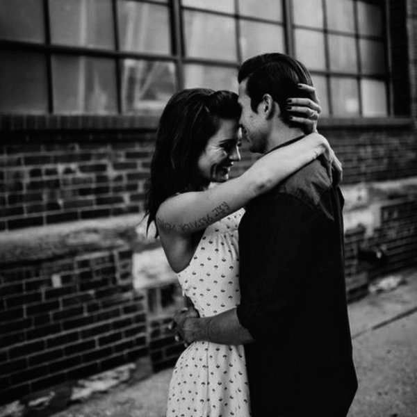 Парень и девушка черно белые