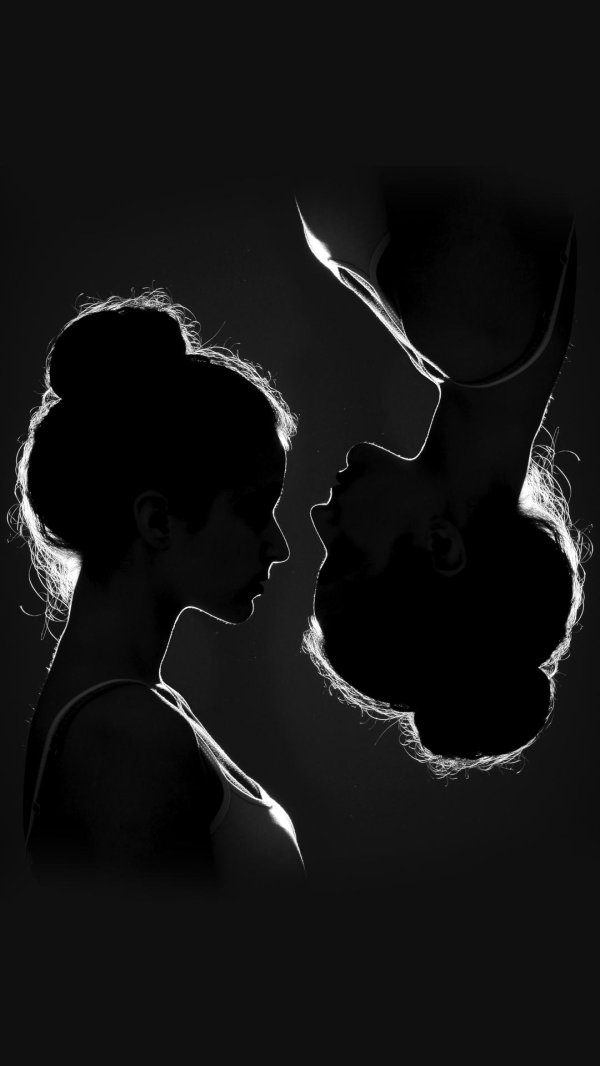 Парень и девушка черно белые