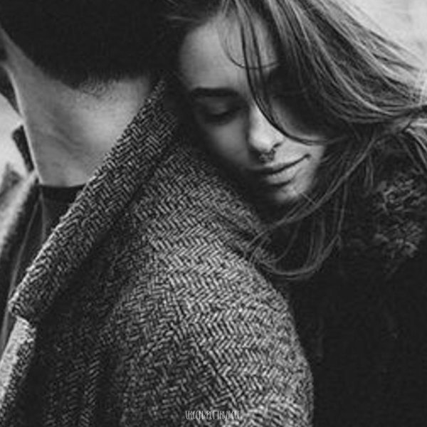 Парень и девушка черно белые