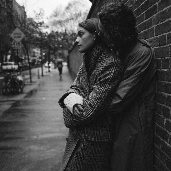 Парень и девушка черно белые