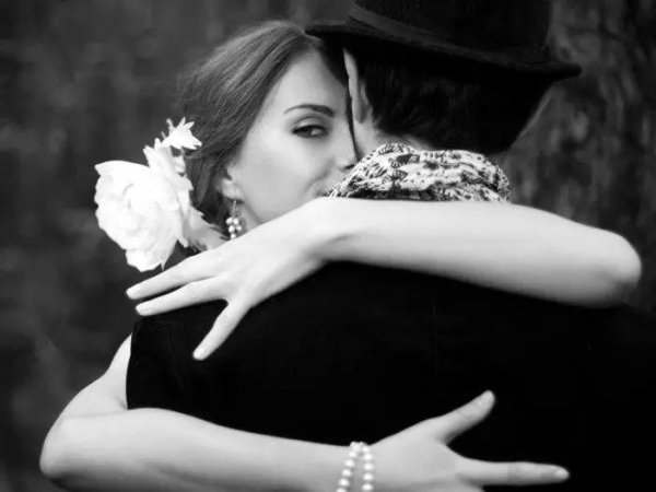 Парень и девушка черно белые