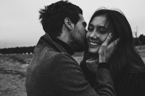 Парень и девушка черно белые